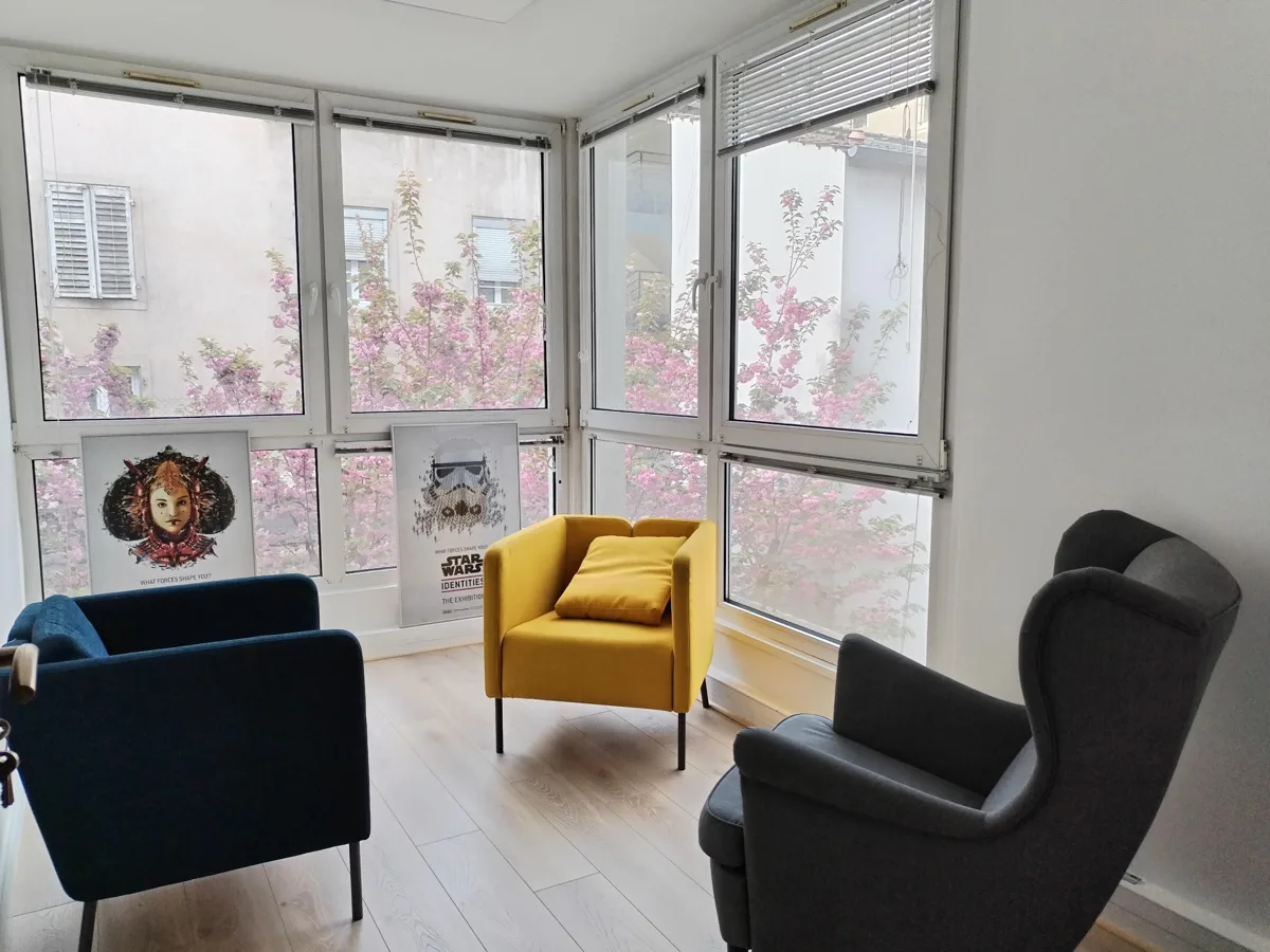 Espace convivial avec fauteuils dans nos locaux à Nancy